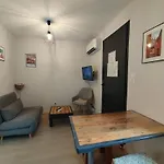 Collonges, Eco-container Pmr Avec Climatisation Et Parking Prive - Fr-1-828-13 Holiday home *