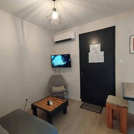 Collonges, Eco-container Pmr Avec Climatisation Et Parking Prive - Fr-1-828-13 Holiday home Souillac